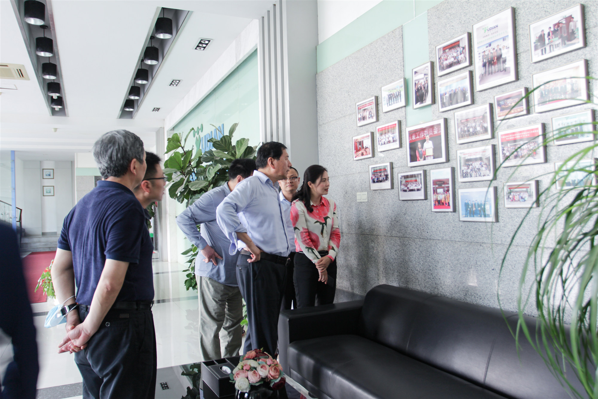 與會(huì )專(zhuān)家參觀(guān)宇電1_副本.jpg