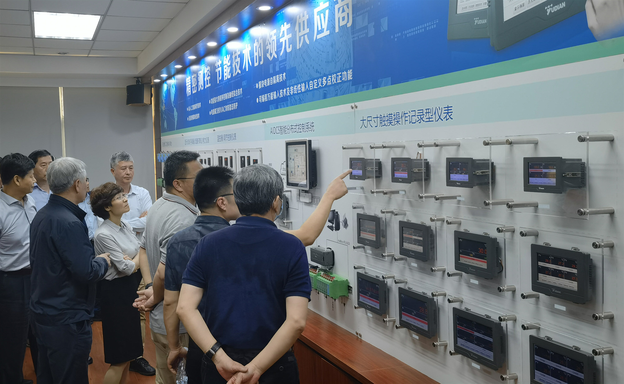 與會(huì )專(zhuān)家參觀(guān)宇電2_副本.jpg